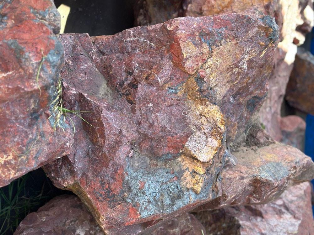 Камни для ландшафтного дизайна красно-фиолетовые 10-60 килограмм купить в Озёрске