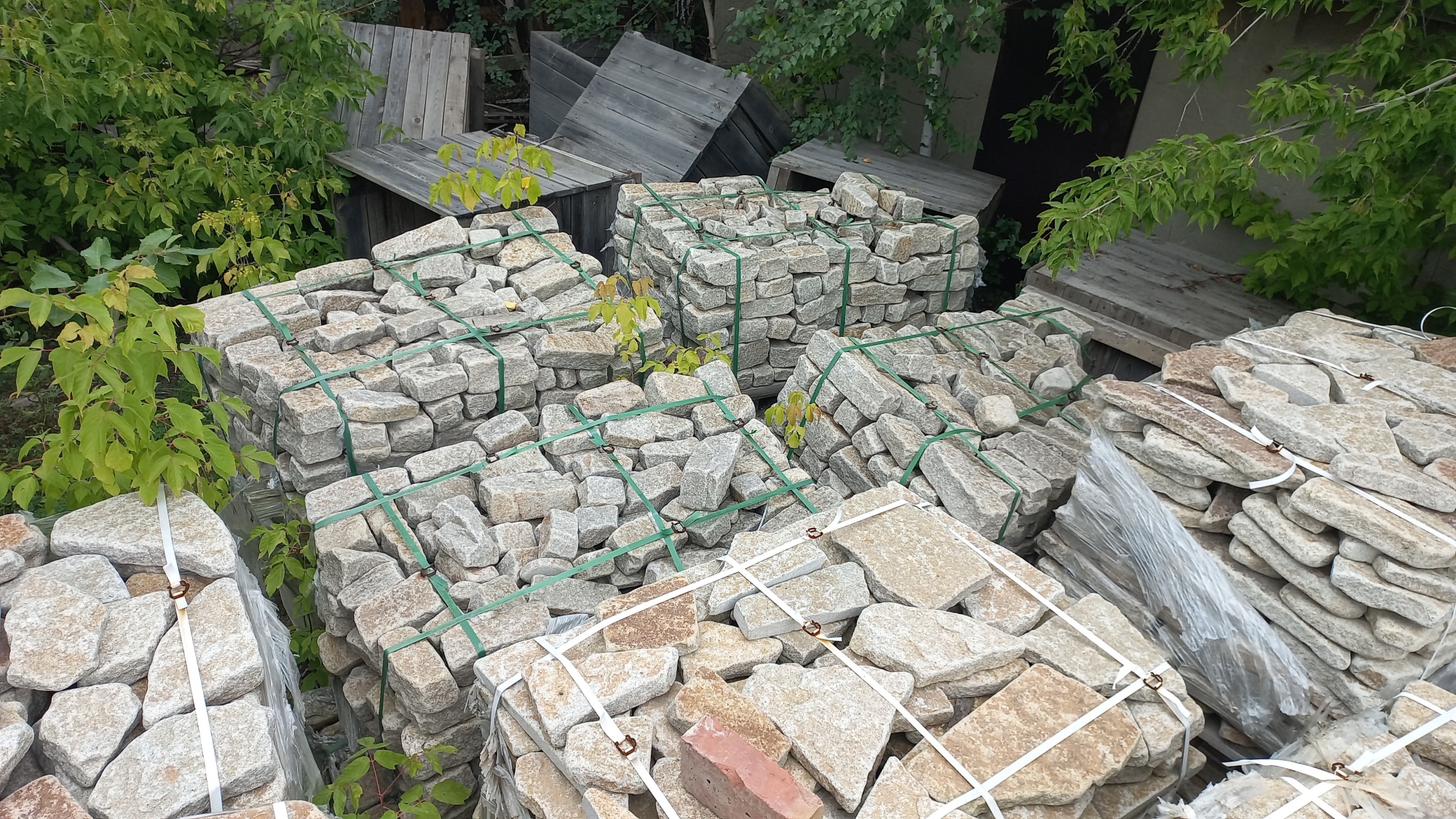 Плитняк галтованный гранитный для ландшафтного дизайна купить в Озёрске