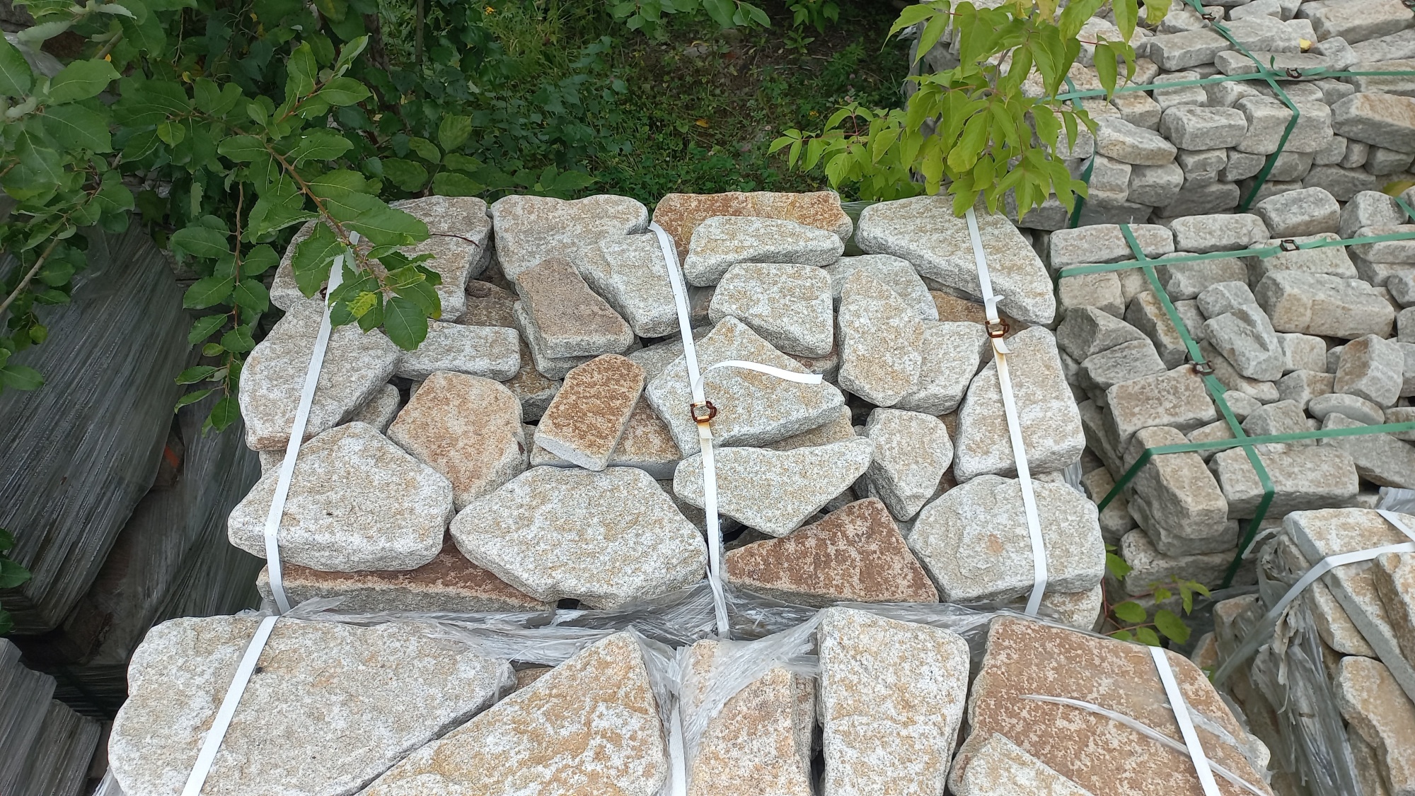 Плитняк галтованный гранитный для ландшафтного дизайна купить в Озёрске