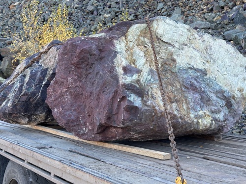 Огромные красно-фиолетовые валуны для ландшафтного дизайна весом более 5 тонн купить в Озёрске