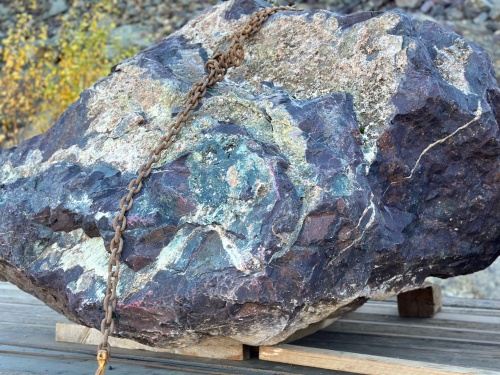 Огромные красно-фиолетовые валуны для ландшафтного дизайна весом более 5 тонн купить в Озёрске