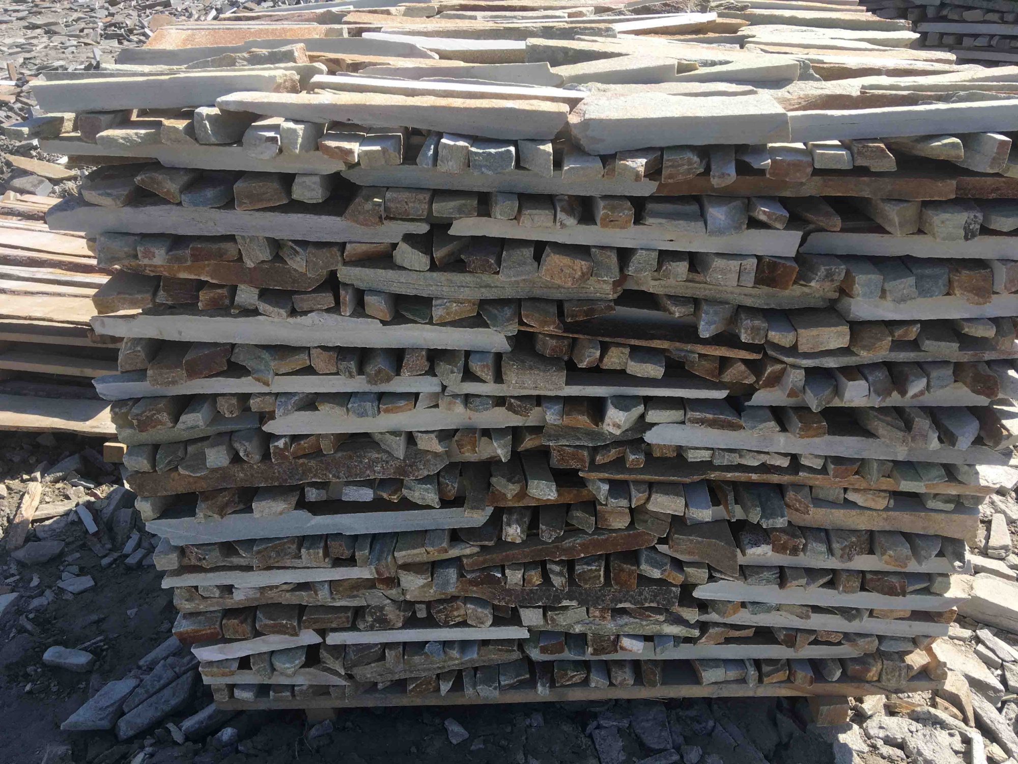 Горбушка златолит золотистый для облицовки купить в Озёрске