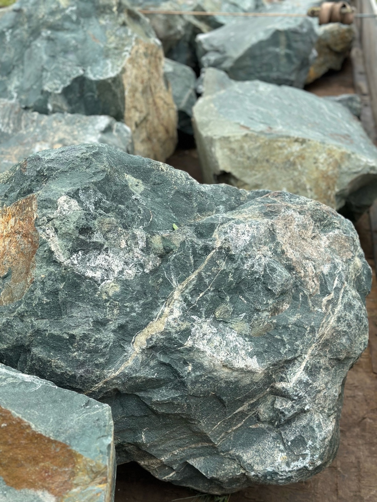 Камни для ландшафтного дизайна зелёные 10-60 килограмм купить в Озёрске