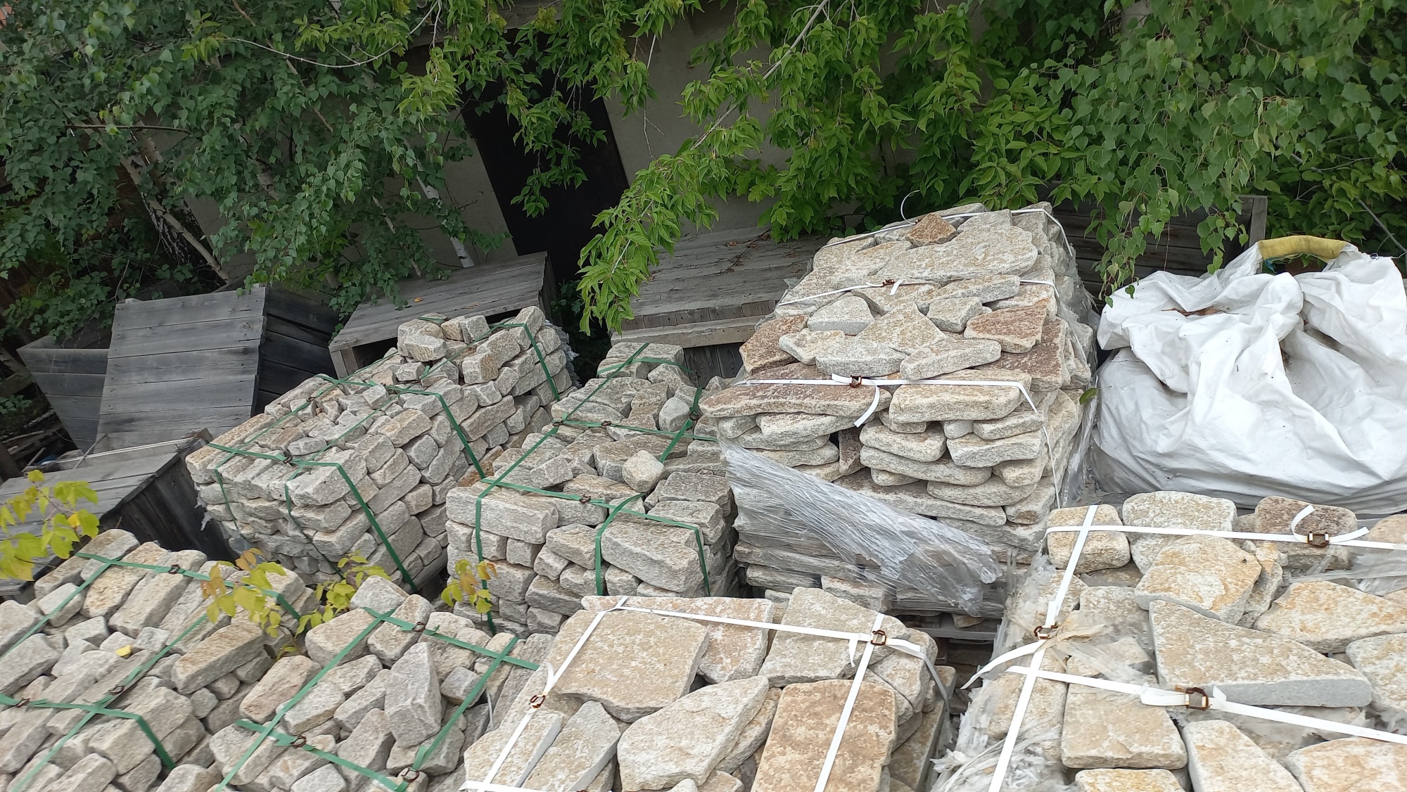 Плитняк гранитный галтованный купить в Озёрске