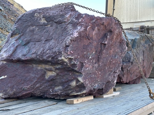 Огромные красно-фиолетовые валуны для ландшафтного дизайна весом более 5 тонн купить в Озёрске