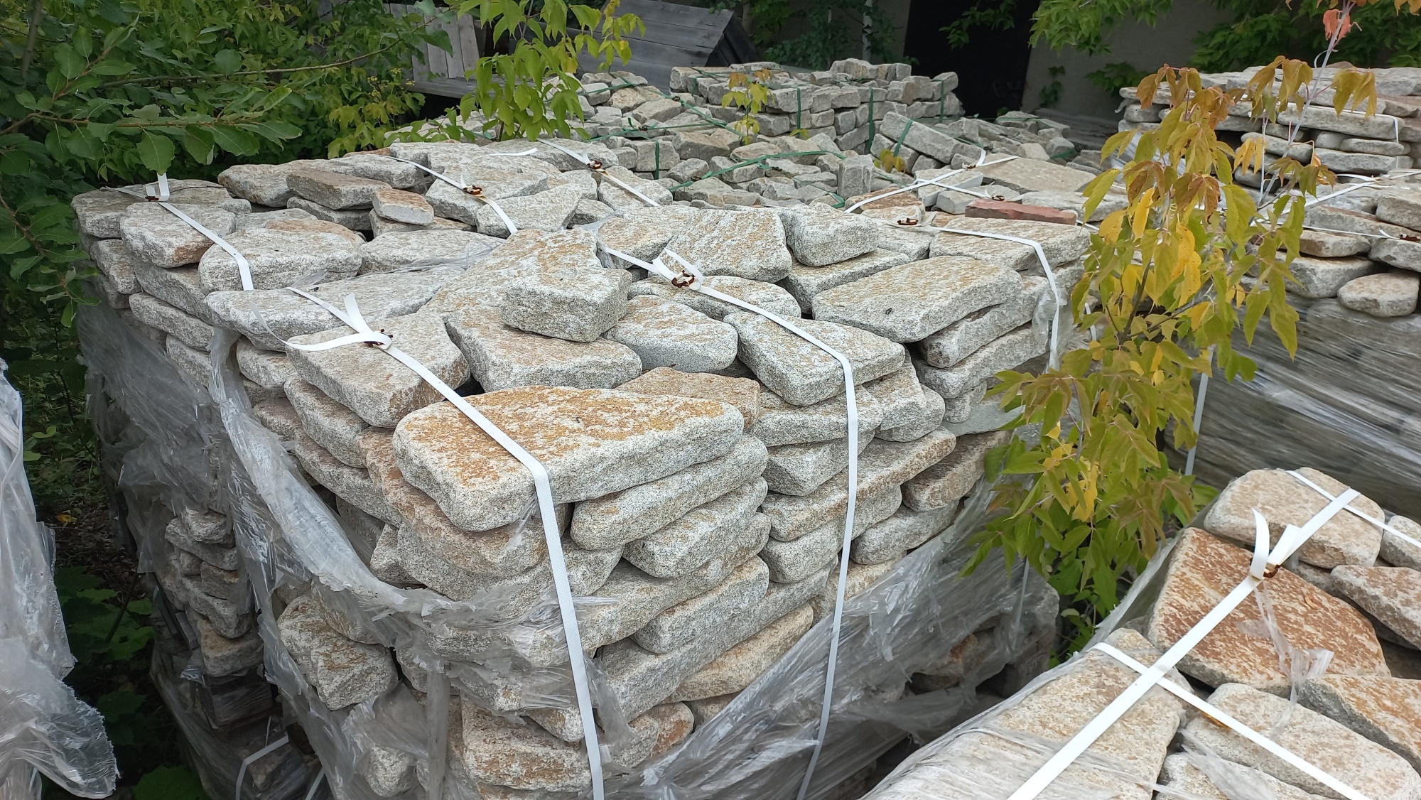 Плитняк галтованный гранитный для ландшафтного дизайна купить в Озёрске