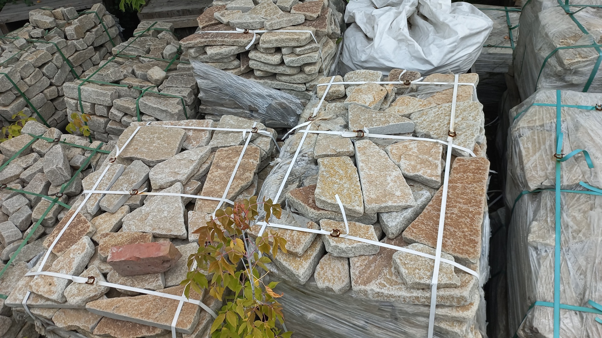 Плитняк гранитный галтованный купить в Озёрске