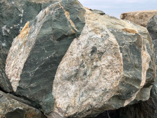 Гигантские зелёные валуны для ландшафтного дизайна весом более 5 тонн купить в Озёрске