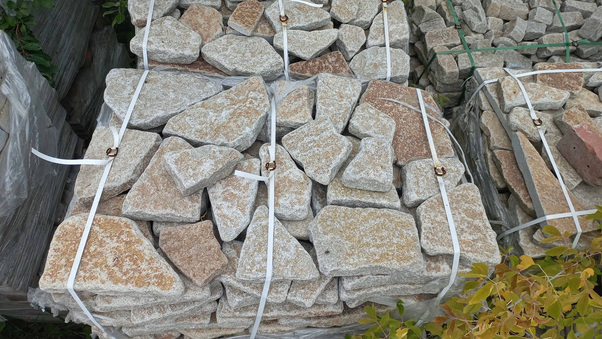 Плитняк галтованный гранитный для ландшафтного дизайна купить в Озёрске