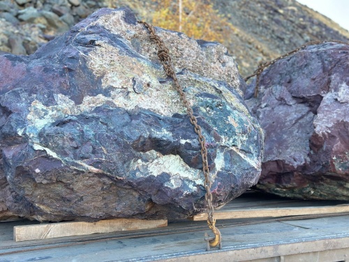 Огромные красно-фиолетовые валуны для ландшафтного дизайна весом более 5 тонн купить в Озёрске