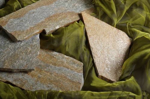 Плитняк златолит Уральский для цоколя, отмостки купить в Озёрске